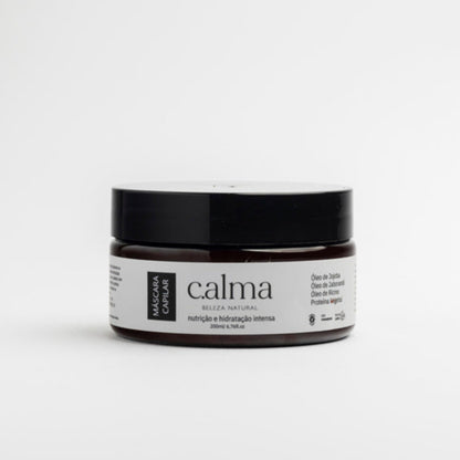 Mulher madura praticando rotina de autocuidado natural para pele madura