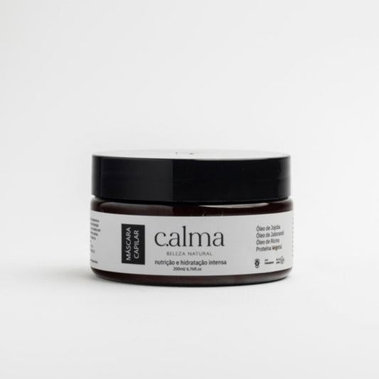 Mulher madura praticando rotina de autocuidado natural para pele madura